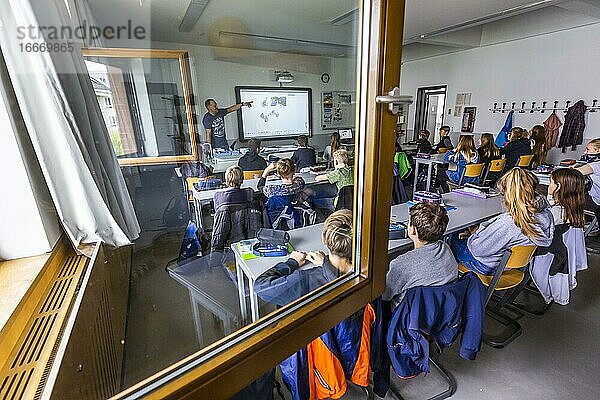 Physik-Unterricht bei geöffneten Fenstern in einer 8. Klasse am Robert-Havemann-Gymnasium in Karow  Berlin  Deutschland  Europa