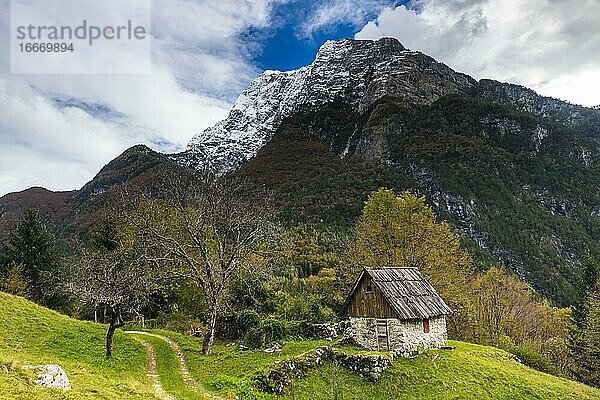 Altes Steinhaus bei Bovec  Slowenien  Europa