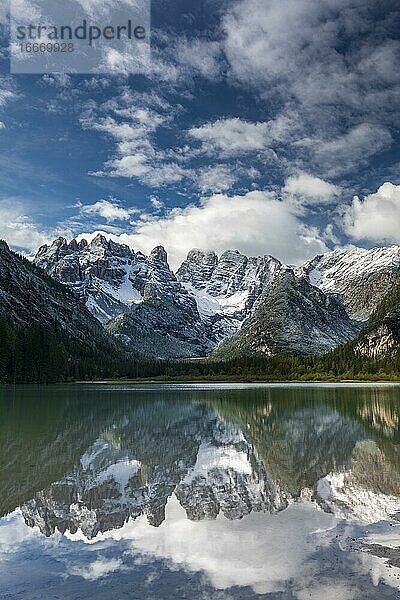 Dürensee  Wolkenstimmung  Spiegelung im Wasser  Dolomiten  Italien  Europa