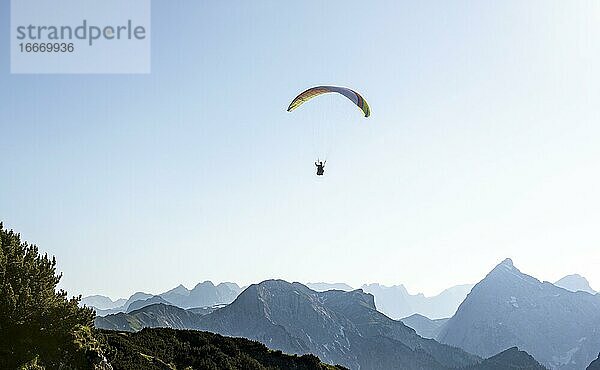 Paraglider im Flug vor dem Sonnjoch  Karwendel  Alpenpanorama  Achensee  Tirol  Österreich  Europa