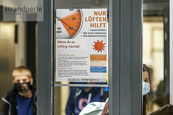 Kampagnenplakat Nur Lüften hilft der Schülerfirma energyECO am Robert-Havemann-Gymnasium in Karow  Berlin  Deutschland  Europa