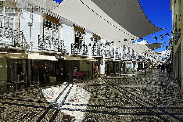 Typische Bodenfliesen in der Altstadt von Faro  Algarve  Portugal  Europa