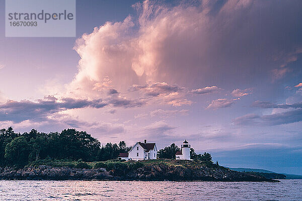 Leuchtturm von Curtis Island vor der Küste von Camden  Maine bei Sonnenuntergang