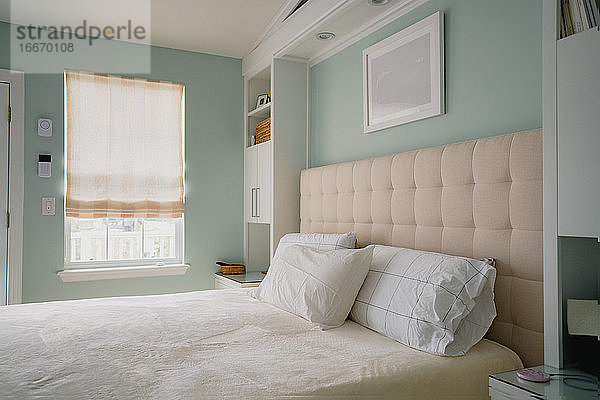 sauberes Schlafzimmerinterieur mit beige-grünem Farbschema