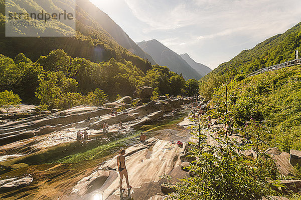 verzasca fluss und tal im sommer mit sonnenbadenden menschen