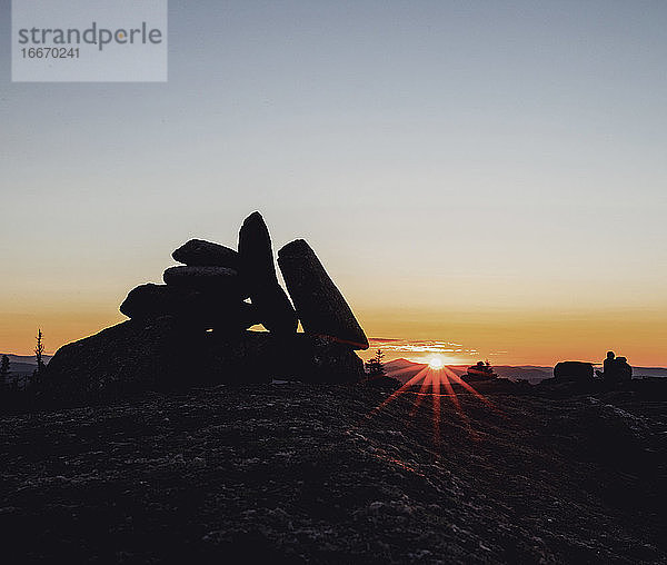 Steinhaufen in der Silhouette bei Sonnenuntergang  Baldpate Mountain Appalachian Trail