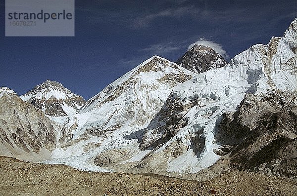 Die dramatische Landschaft des Mount Everest Khumbu Himalaya Nepal