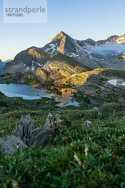 Trauerndes Lichtglühen an den Limestone Lakes Höhe der Rockies