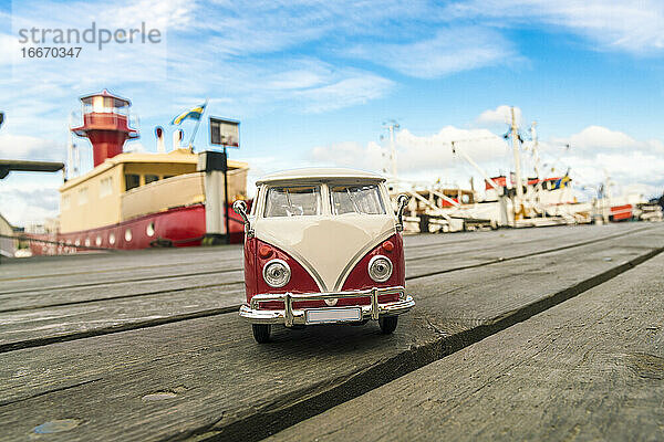 Vintage Miniatur Volkswagen Kleinbus Wohnmobil im Freien in städtischer Atmosphäre