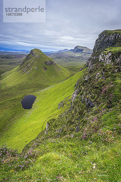 Idyllische Aufnahme eines kleinen Sees und einer Landschaft  Quiraing  Isle of Skye  Schottland  UK