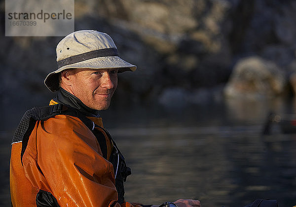 Porträt eines Mannes in einem Seekajak in Ostgrönland