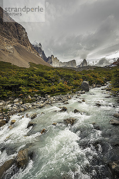 Der Fluss Del Frances fließt im Herbst durch das French Valley  Torres del Paine National Park  Patagonien  Chile