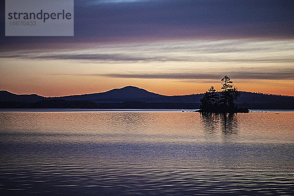 Sonnenaufgang über den Bergen und Inseln des Millinocket Lake  Maine
