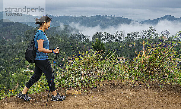 Frau beim Aufstieg zum Gipfel des Adma in der Nähe von Ella in Sri Lanka