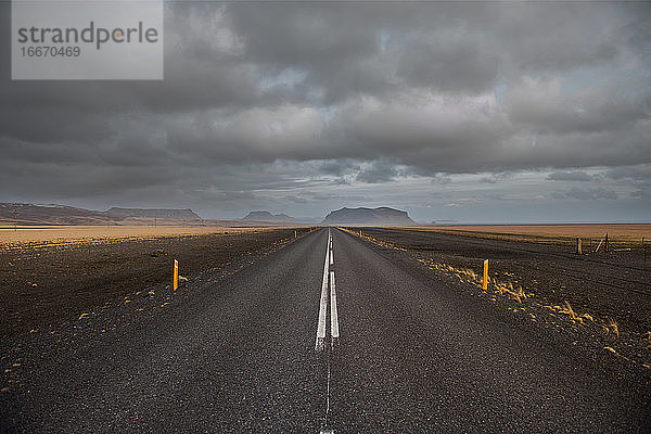 Einsame Landstraße an der Südküste von Island