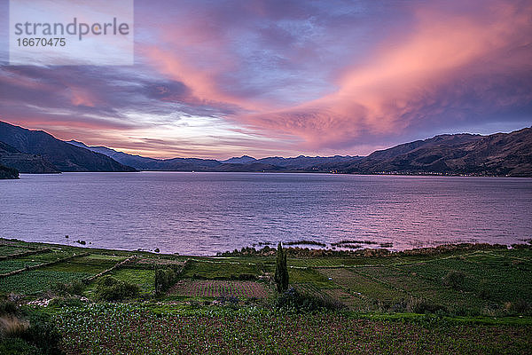 Lagune bei Sonnenuntergang in der Nähe von Bergen