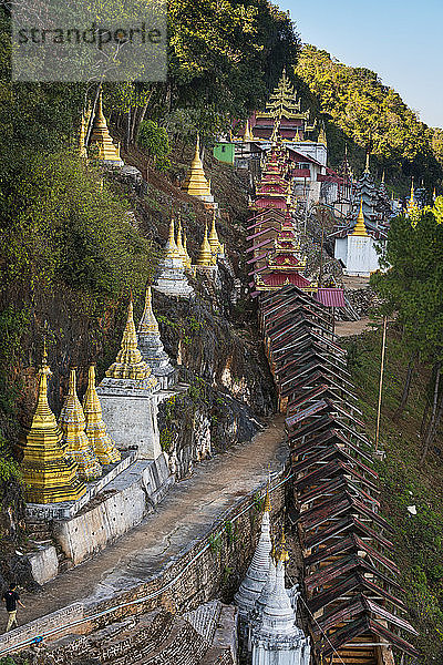 Überdachte Treppe  die vom Dorf zu den Pindaya-Höhlen führt  Pindaya  Myanmar