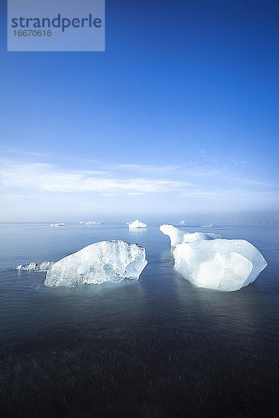 Zwei Eisbrocken am Meeresufer am Diamantstrand in der Nähe der Gletscherlagune Jokulsarlon bei nebligem Wetter  Island