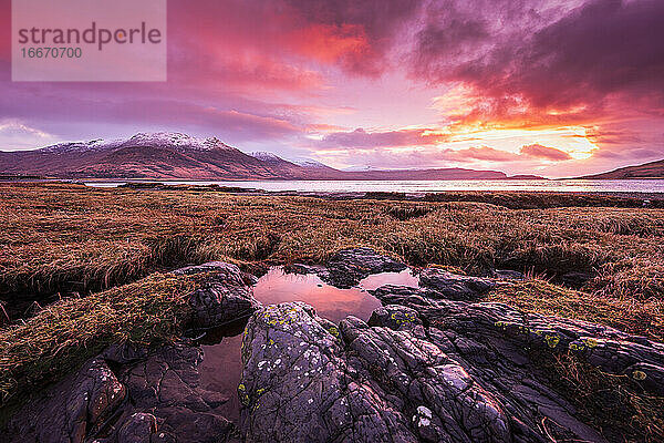 Loch Na Keal Sonnenuntergang Reflektierendes Wasser