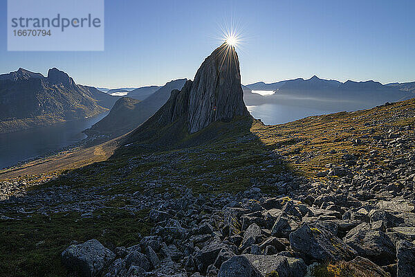 Die Sonne scheint auf den Gipfel des berühmten Segla  Senja  Norwegen