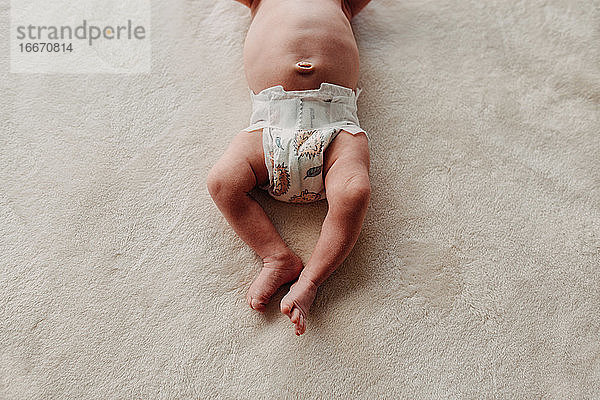 Close up von Neugeborenen Bauchnabel weiße Windel Beine und Füße