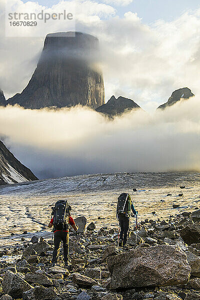 Zwei Bergsteiger auf dem Weg zur Besteigung des Mount Asgard auf Baffin Island.