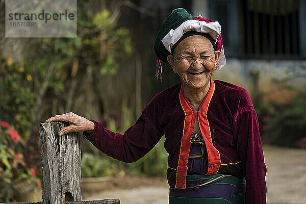 Porträt einer lächelnden älteren Frau vom Stamm der Palong mit Kopfbedeckung  in der Nähe von Hsipaw  Myanmar