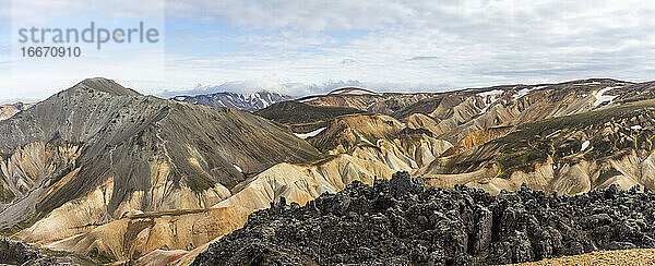 Panorama des isländischen Hochlands mit vulkanischem Gestein und moosbewachsenen Hügeln