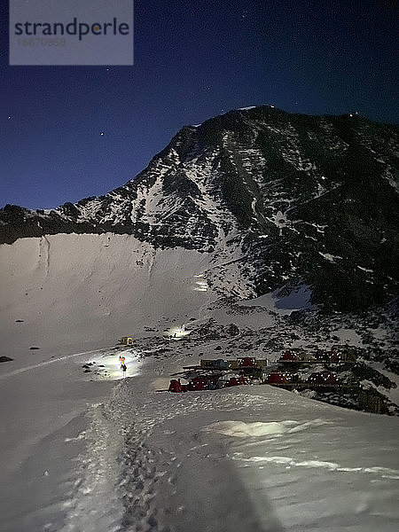 Langzeitbelichtung von Bergsteigern beim Aufstieg zum Mont Blanc vom Basislager aus