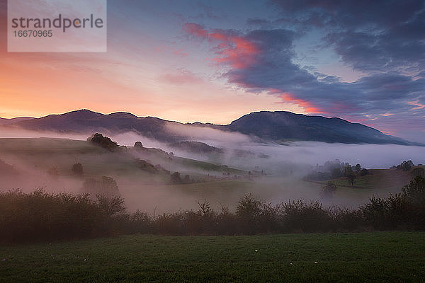 Morgennebel an den Ausläufern des Nationalparks Velka Fatra  Slowakei.