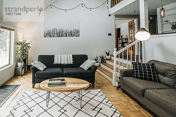 modernes skandinavisches wohnzimmer mit couch und beleuchtung