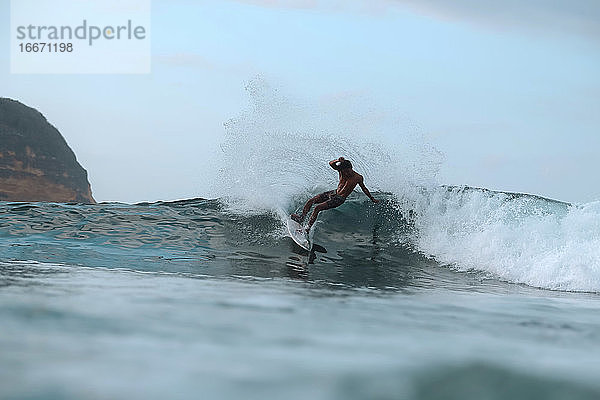 Surfer auf einer Welle  Lombok  Indonesien