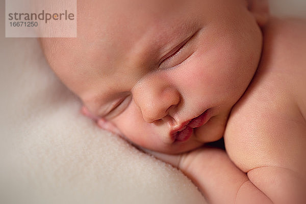 Nahaufnahme eines neugeborenen schlafenden Jungen
