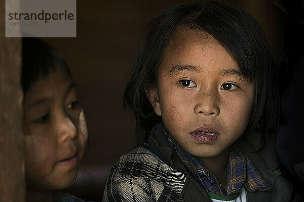 Nachdenkliches burmesisches Mädchen in der Grundschule im Dorf Kayan  Loikaw  Myanmar
