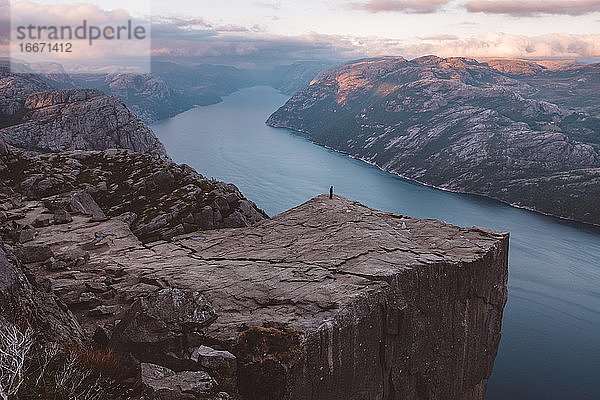 Unbekannter Mann an einer Klippe am Preikestolen  Norwegen