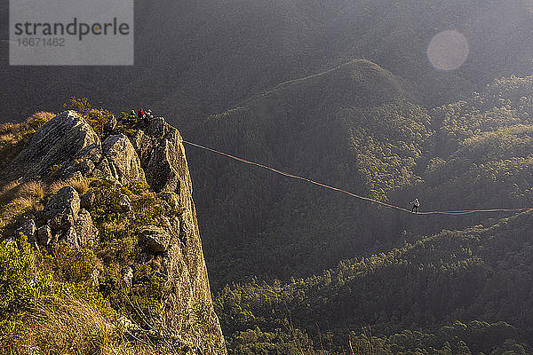Schöne Aussicht auf Abenteuer Highliner auf Berg mit grünem Wald