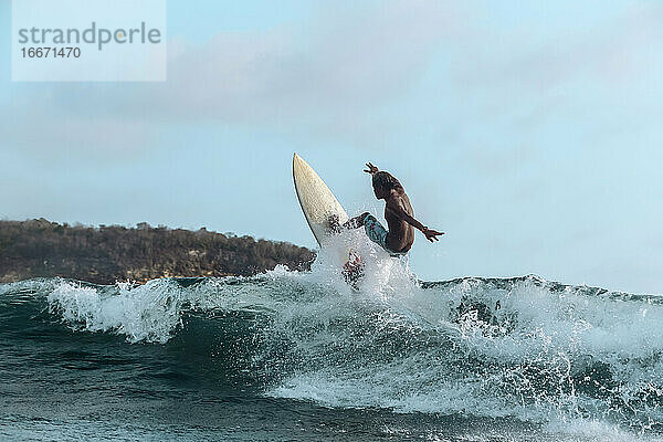 Surfer auf einer Welle  Lombok  Indonesien