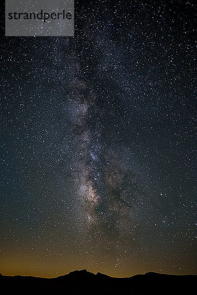 Nachthimmel mit der Milchstraße und Sternen in der kalifornischen Wüste