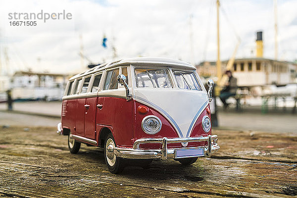 Vintage Miniatur Volkswagen Mini-Bus Wohnmobil im Freien in städtischen Bereich