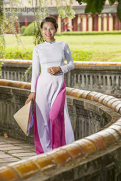schöne Frau bei der Erkundung des Kaiserpalastes in Hue / Vietnam