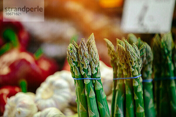 Frischer Spargel auf dem Bauernmarkt