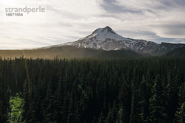 Ein Blick auf den Mt. Hood bei Sonnenuntergang.