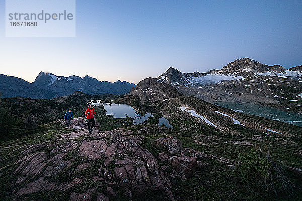 Kalksteinseen in den kanadischen Rocky Mountains mit der Stirnlampe erkunden