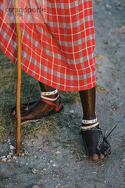 Nahaufnahme eines Maasai-Kriegers mit traditionellen Sandalen