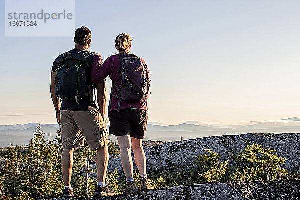 Ehepaar steht zusammen und betrachtet die Aussicht vom Gipfel des Moxie Bald Mountain