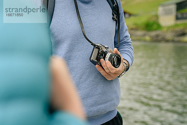 Pflanzenfotograf in der Nähe von Meerwasser