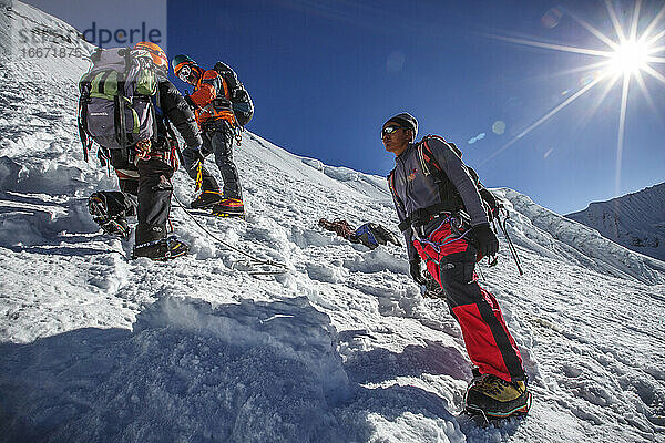 Bergsteiger beim Besteigen der Gipfelwand des Island Peak in Nepal.