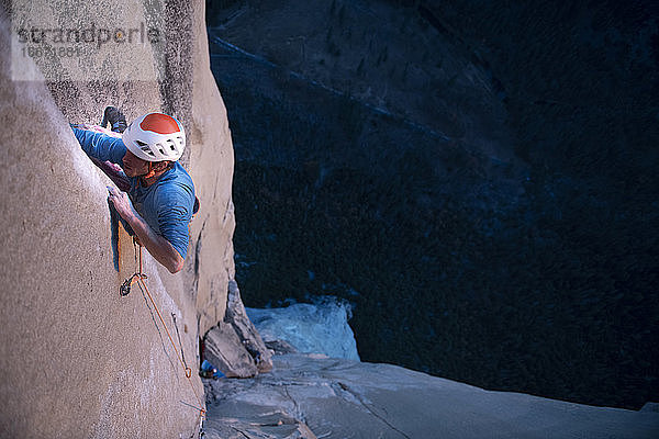 Felskletterer beim Rissklettern an der Nose  El Capitan in Yosemite