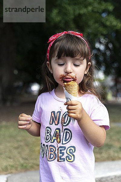 Kleines Mädchen isst Schokoladeneis ohne schlechte Laune T-Shirt