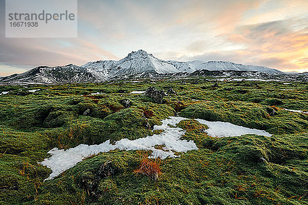 Verschneite Berggipfel im Winter